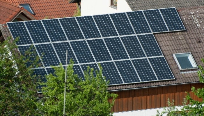 <p>Under the plans, an incoming Labour government would fund the installation of rooftop solar on 1 million social homes and 750,000 properties with low-income owners or tennants</p>